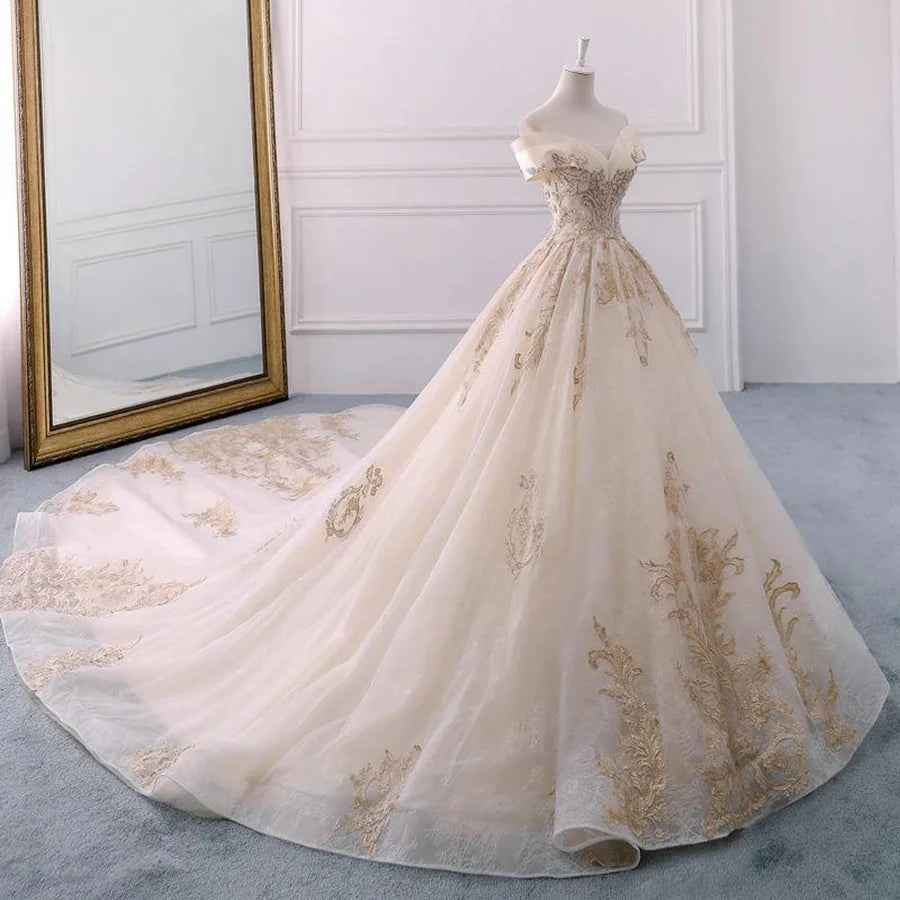 Vestido de novia bordado con hombros descubiertos